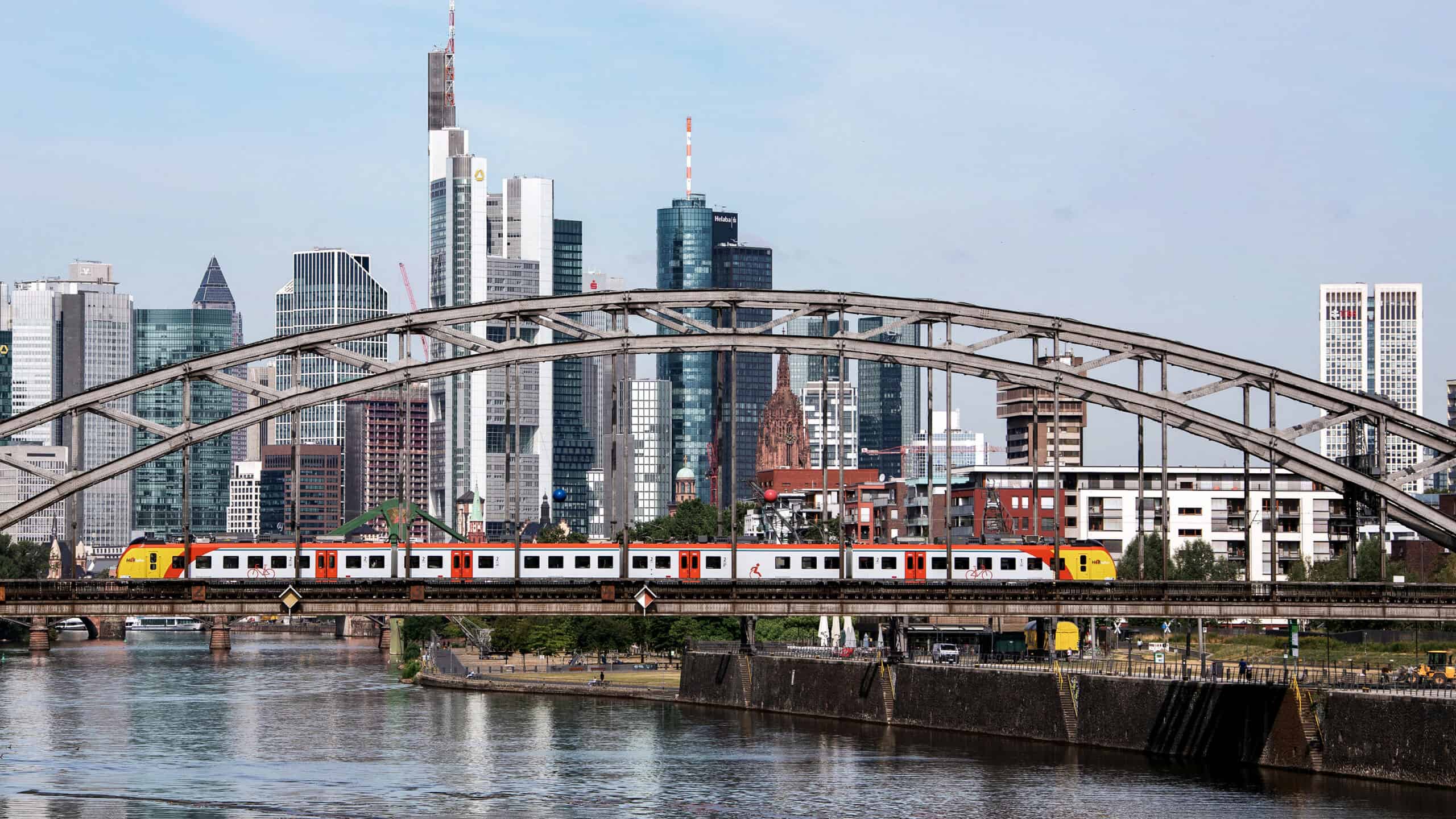 Banner mit Stadtansicht und Brücke